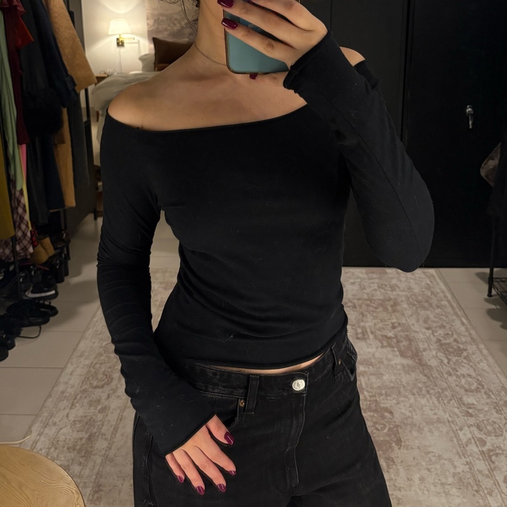 brandy melville bonnie Black Off-Shoulder Long Sleeve Top
